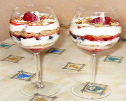 десерт-с-бисквитным-печеньем-и-ягодами